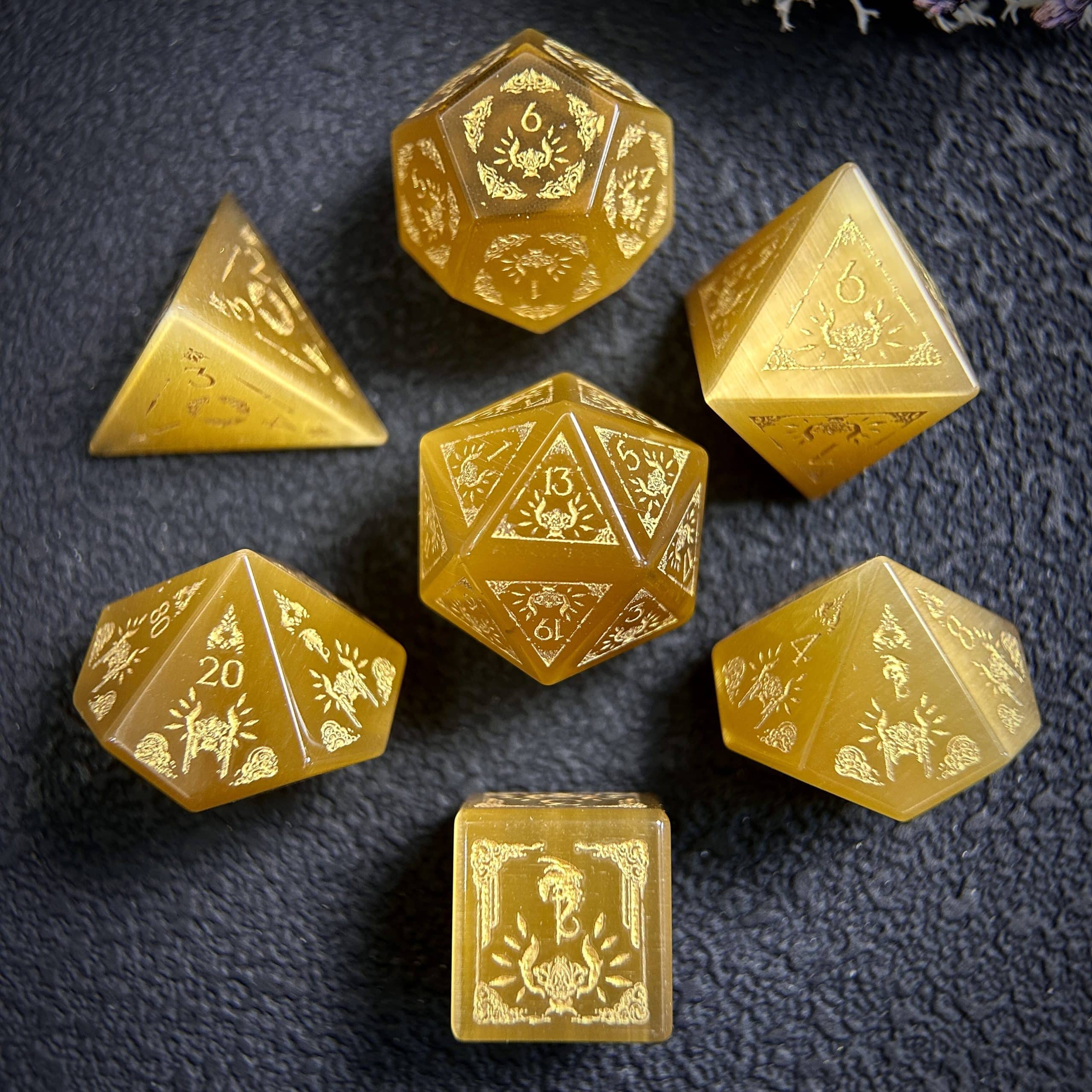 微信图片_20251024215247 Golden Cat's Eye Gemstone Dice Set, Cloudward: Dragon’s Throne & Edge, 7 Pieces - Image 1